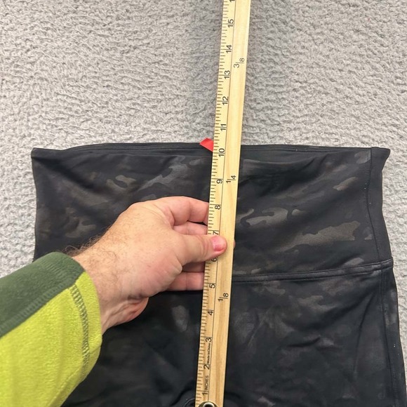 Spanx Leggings Womens Pedal Pusher Size Large Black Camo - Picture 4 of 9